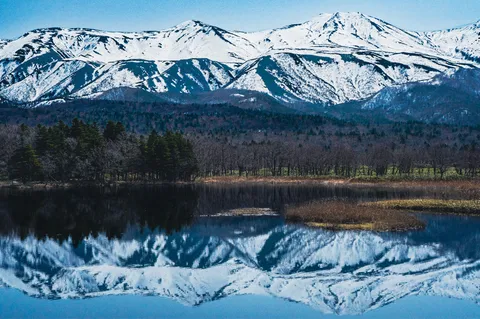 山と湖に映る冬の静寂