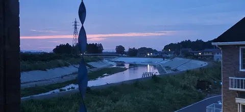 たそがれ時の水辺