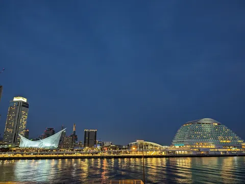 港町の光と影、幻想的な夜景