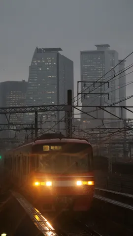 夜景を走る赤い電車