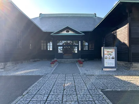 歴史を刻む黒い校舎の風景