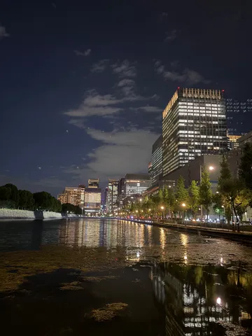 都会の夜景、水面に映る光の道