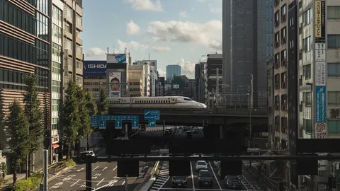 都会の空を駆け抜ける新幹線