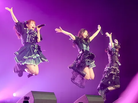 キラキラステージで３人ジャンプ！