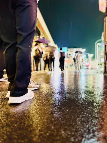 雨粒がきらめく、夜の街角