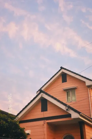 夕暮れの淡い家と空の時間