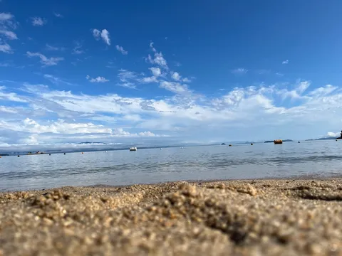 水平線に浮かぶブイと穏やかな波