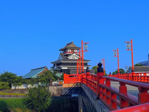 赤橋と青空、古城のコントラスト