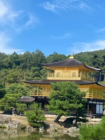 黄金に輝く寺院と青い空