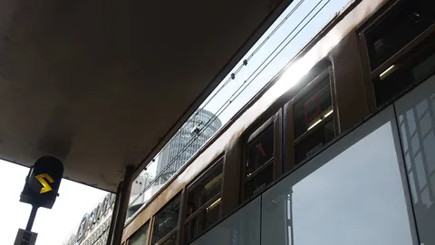 朝のホームに光の線