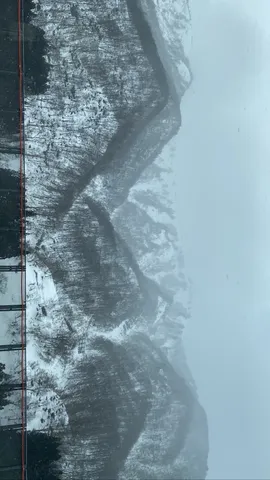 雪化粧の山並み、静寂の時
