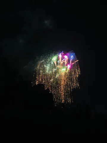 夜空に輝く光のカーテン
