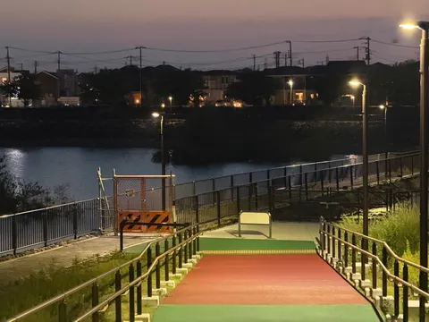 水辺の道、静かな夜の訪れ