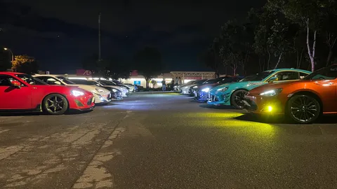 夜空に映えるカラフル車列