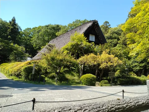 茅葺きの郷愁、緑深き隠れ家