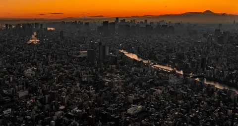 茜色の空と都市の息吹