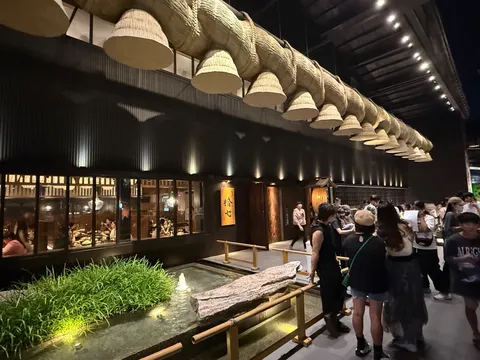 宵闇に浮かぶ藁の灯