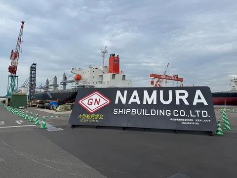 港の力強い沈黙