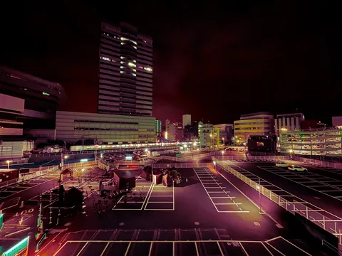 ネオンとビル群の夜景