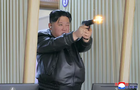 銃から放たれる閃光を捉えた一枚