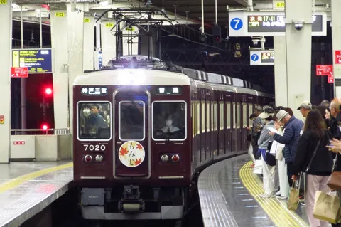 夜のホームに光る列車