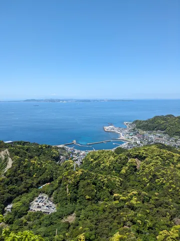 緑深き山と青き海、港町のコントラスト