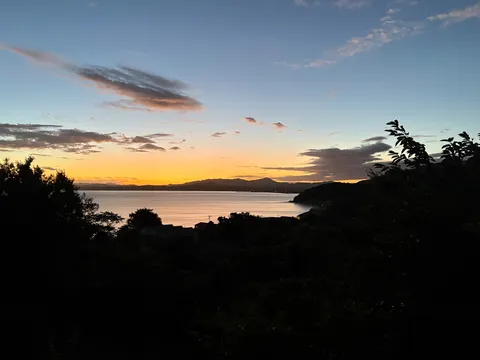 夕暮れの海岸線、静寂のグラデーション