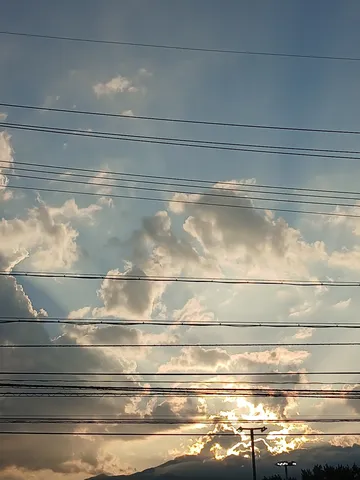 電線と空のコントラスト