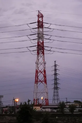 夕暮れの送電線