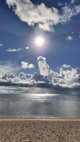 静寂の海と空、光の戯れ