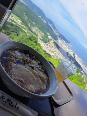 見下ろす絶景とラーメン、贅沢な時間