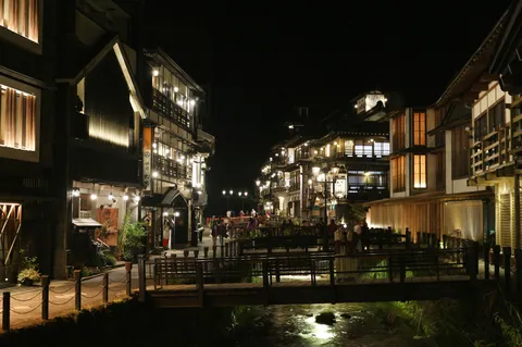 夜の灯りと木造街並み