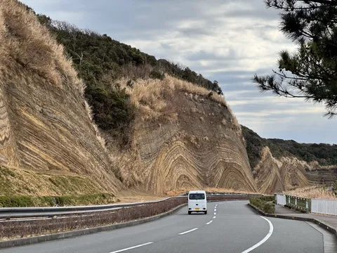 天然パーマな岸壁の道