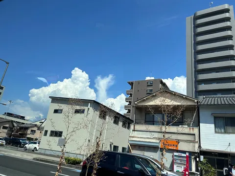 雲の彫刻と街並みの詩