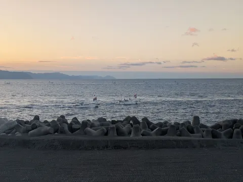 朝凪の海に、船の出航