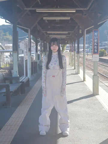 懐かしい駅のホームで、少女の時間が止まったよう