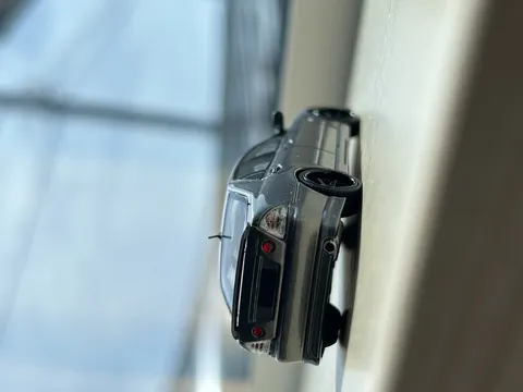 窓辺に佇む小さな名車