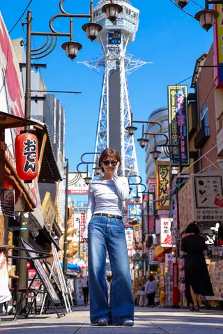 塔を見上げる街角の一瞬