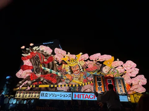 夜空に輝く、豪華絢爛な祭りの山車