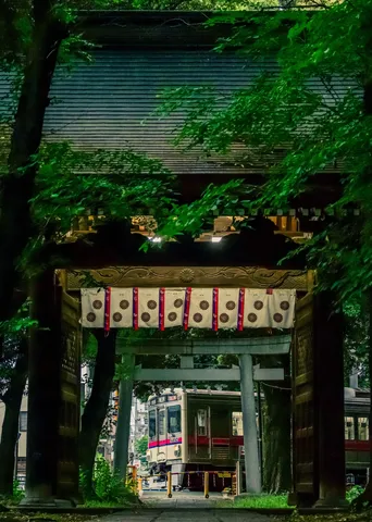 鳥居の向こうに電車が？