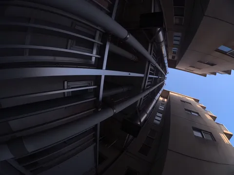 ビル群の摩天楼を見上げる