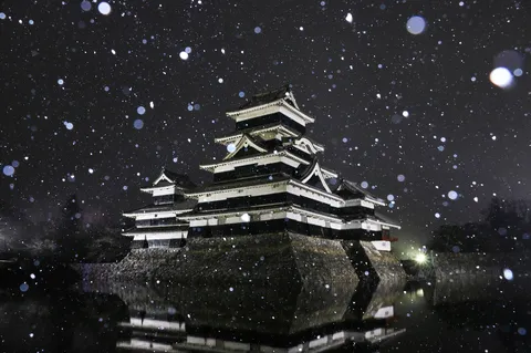雪舞う天守閣の幻想
