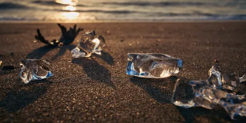 氷の宝石、砂浜に煌めく