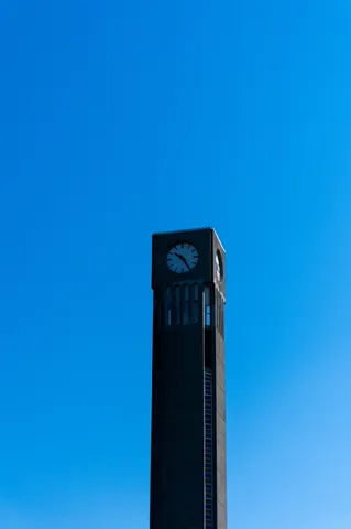 青空に浮かぶ時計塔