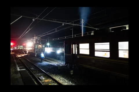 夜の線路に光る車窓