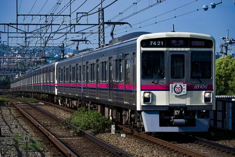 青空をバックに駆け抜ける京王線