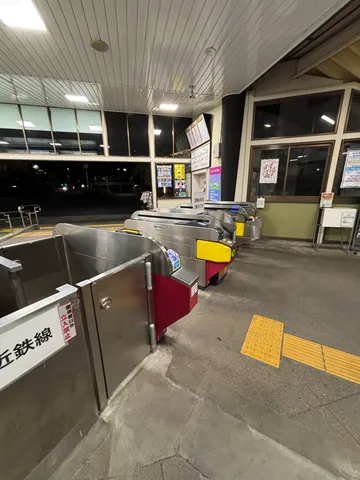改札機と夜の駅の静けさ