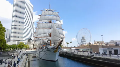 青空に映える白き帆船と都市