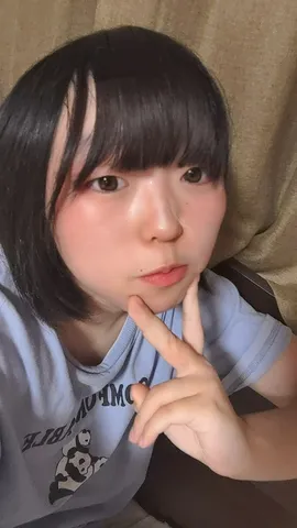 パンダTシャツと指ピース