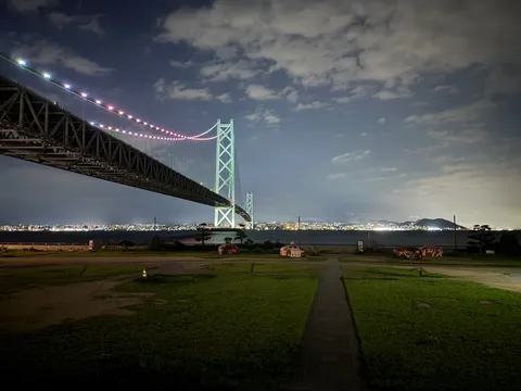 夜の橋と海辺の灯り